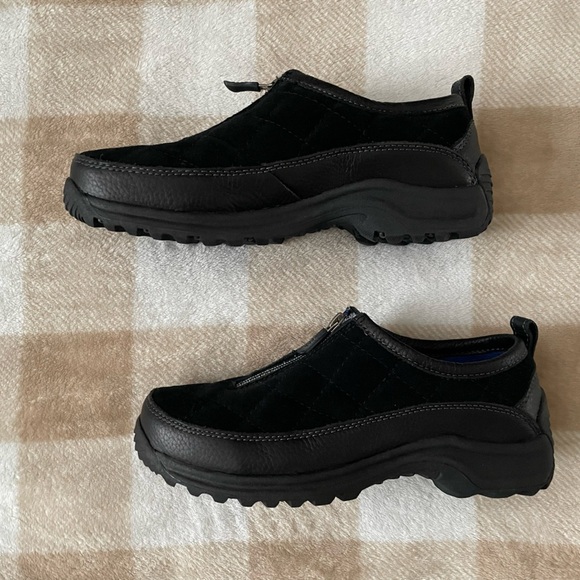 Lands End Leather Quilted Shoe size 7 Black Womens Casual Shoes New in Box - Picture 2 of 10